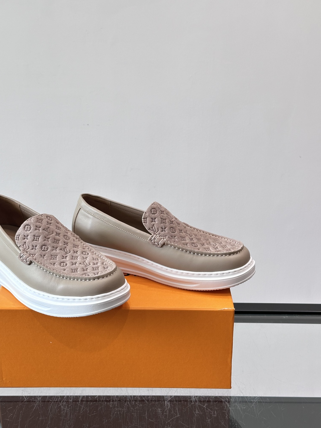 ​​LV PrePPy 莫卡辛鞋，麂皮鞋面搭配 Monogram 老花内衬，厚底设计。PrePPy 系列