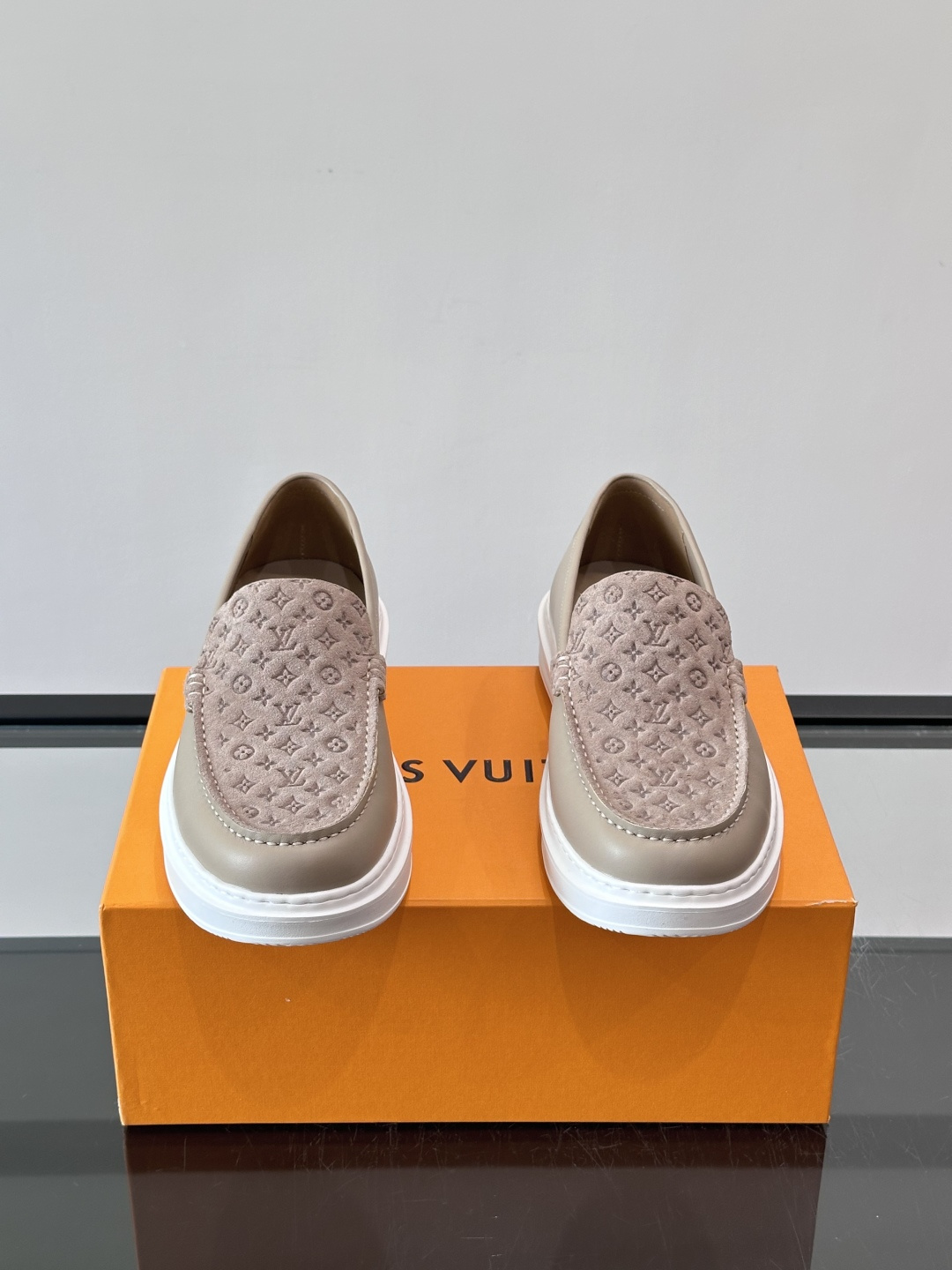 ​​LV PrePPy 莫卡辛鞋，麂皮鞋面搭配 Monogram 老花内衬，厚底设计。PrePPy 系列