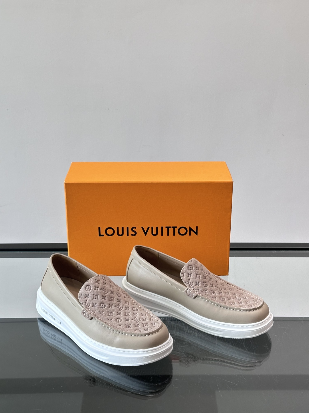 ​​LV PrePPy 莫卡辛鞋，麂皮鞋面搭配 Monogram 老花内衬，厚底设计。PrePPy 系列