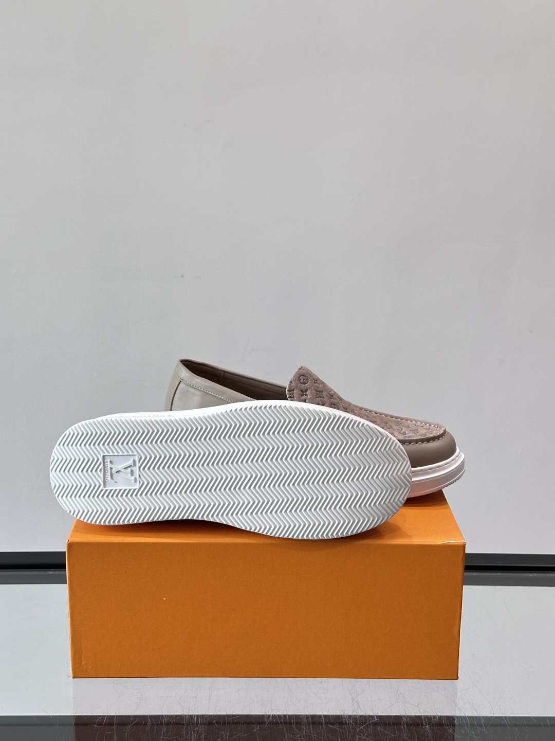 ​​LV PrePPy 莫卡辛鞋，麂皮鞋面搭配 Monogram 老花内衬，厚底设计。PrePPy 系列