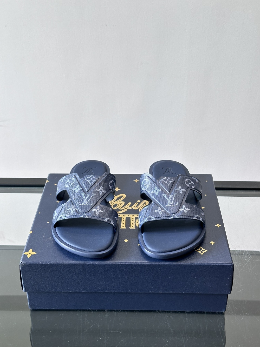 ​​✨LV Isola系列凉拖鞋，采用Monogram压花皮革，搭配橡胶鞋底，简约又有辨识度。鞋面“LV