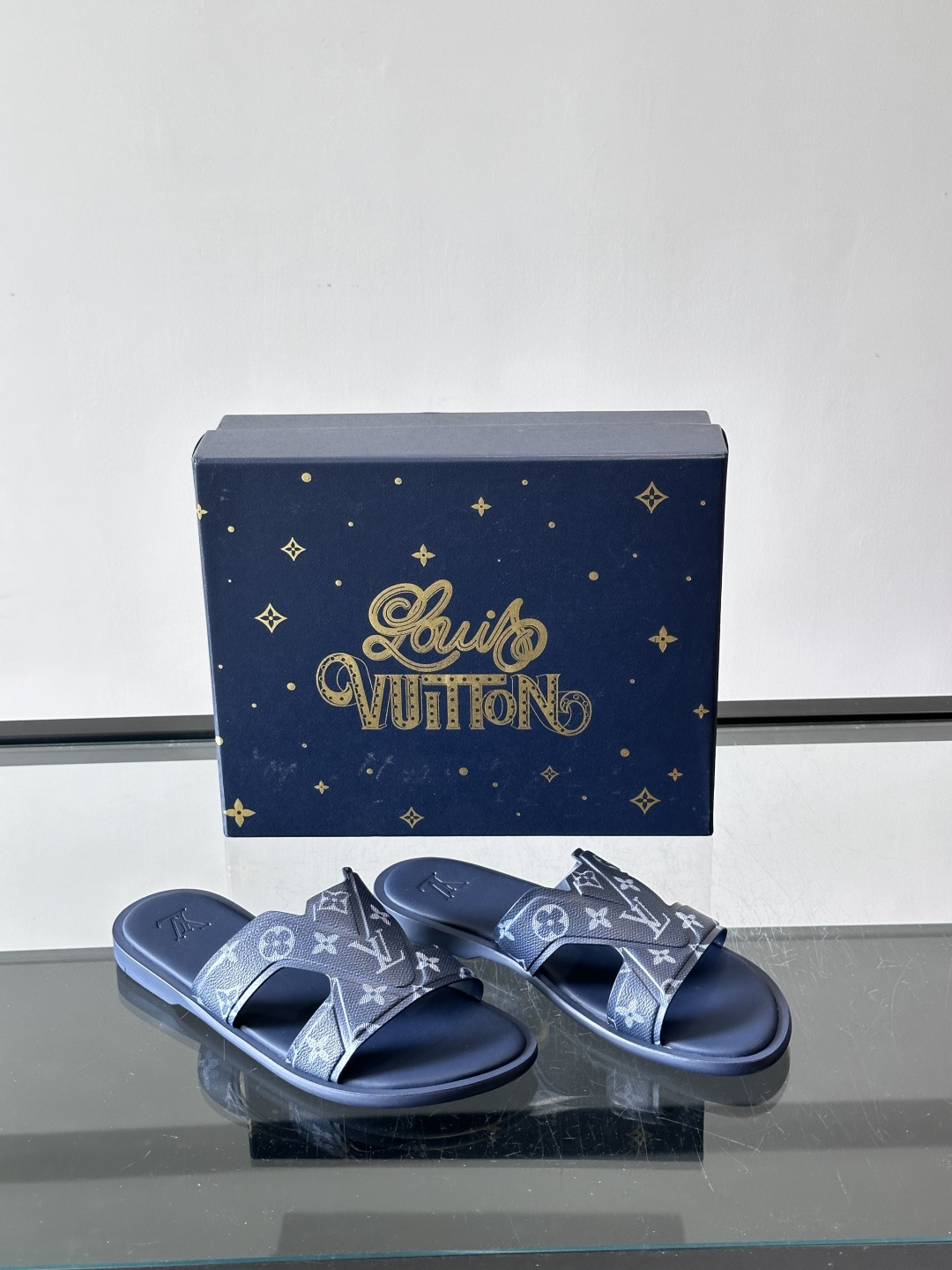 ​​✨LV Isola系列凉拖鞋，采用Monogram压花皮革，搭配橡胶鞋底，简约又有辨识度。鞋面“LV