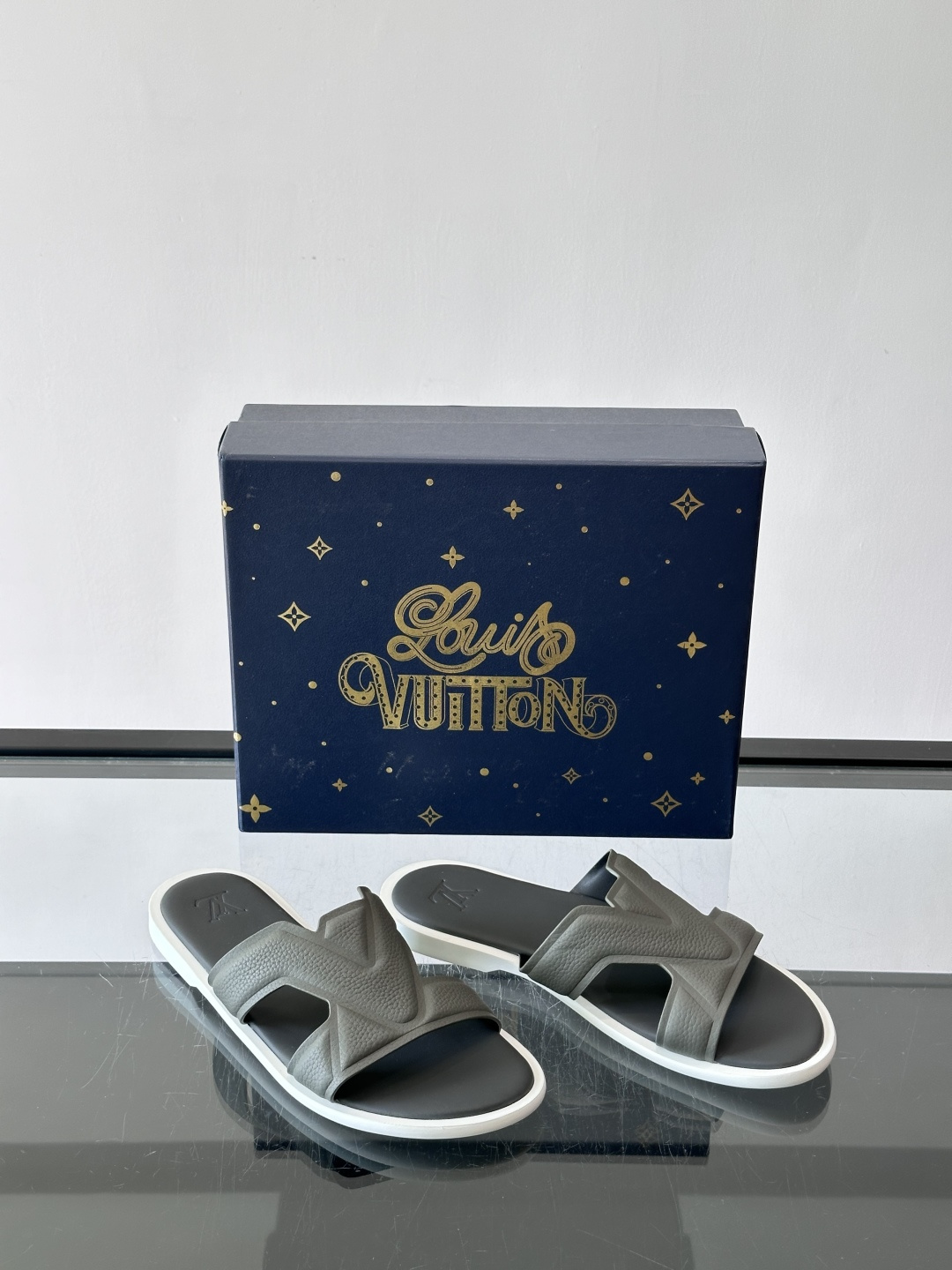 ​​✨LV Isola系列凉拖鞋，采用Monogram压花皮革，搭配橡胶鞋底，简约又有辨识度。鞋面“LV