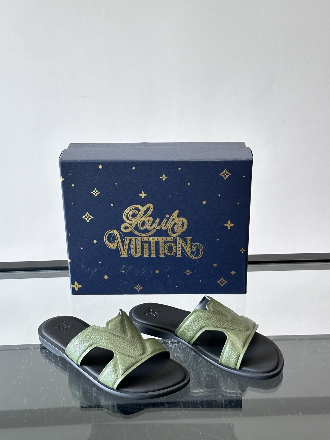 ​​✨LV Isola系列凉拖鞋，采用Monogram压花皮革，搭配橡胶鞋底，简约又有辨识度。鞋面“LV