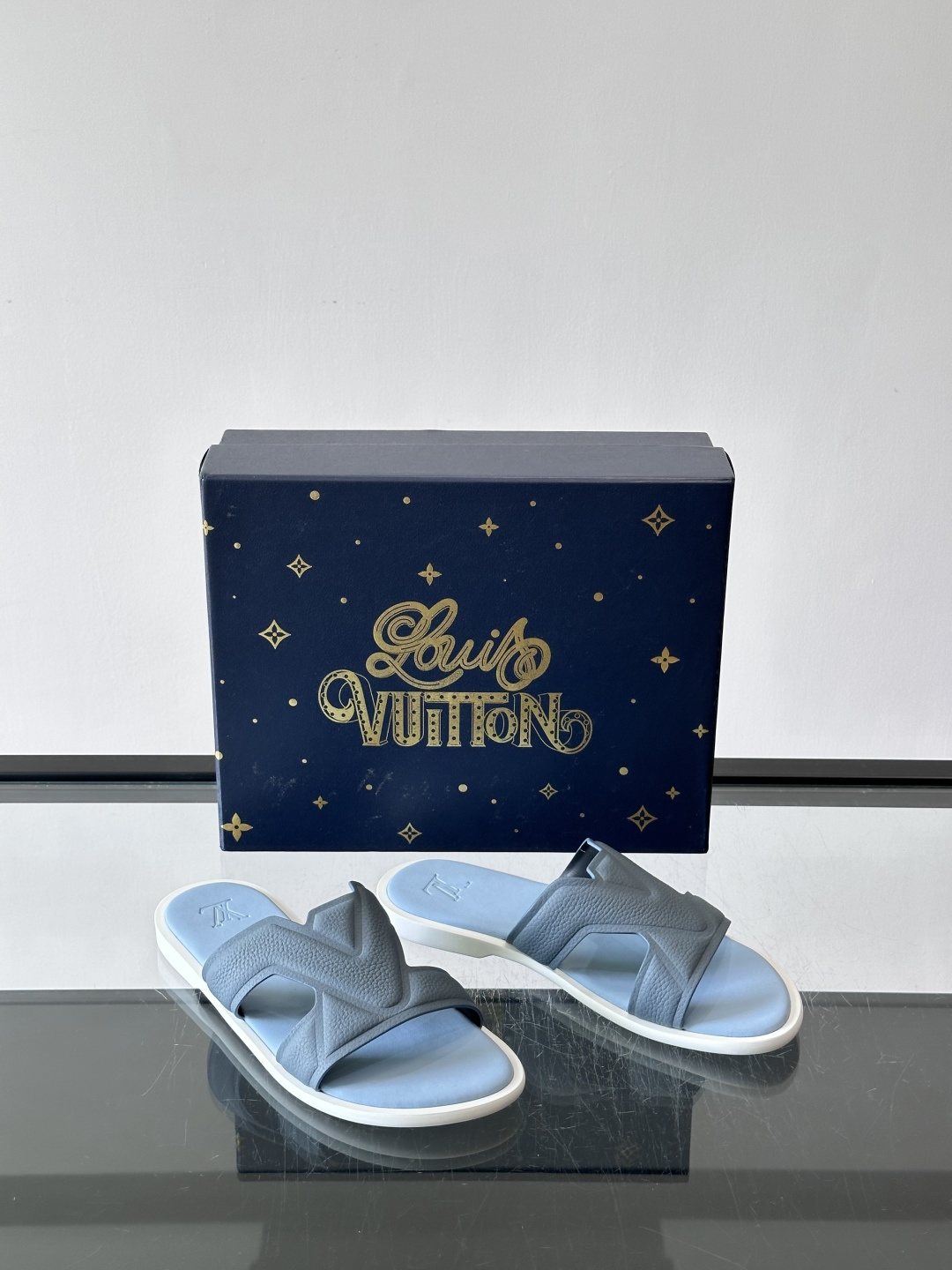 ​​✨LV Isola系列凉拖鞋，采用Monogram压花皮革，搭配橡胶鞋底，简约又有辨识度。鞋面“LV
