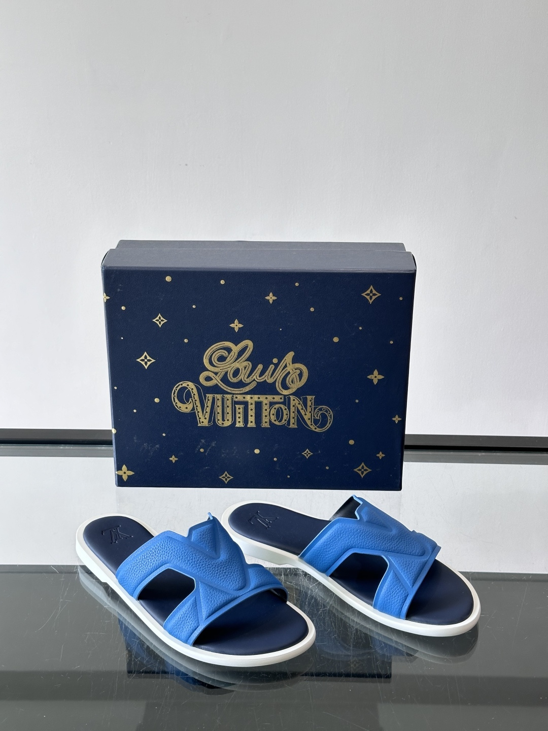 ​​✨LV Isola系列凉拖鞋，采用Monogram压花皮革，搭配橡胶鞋底，简约又有辨识度。鞋面“LV