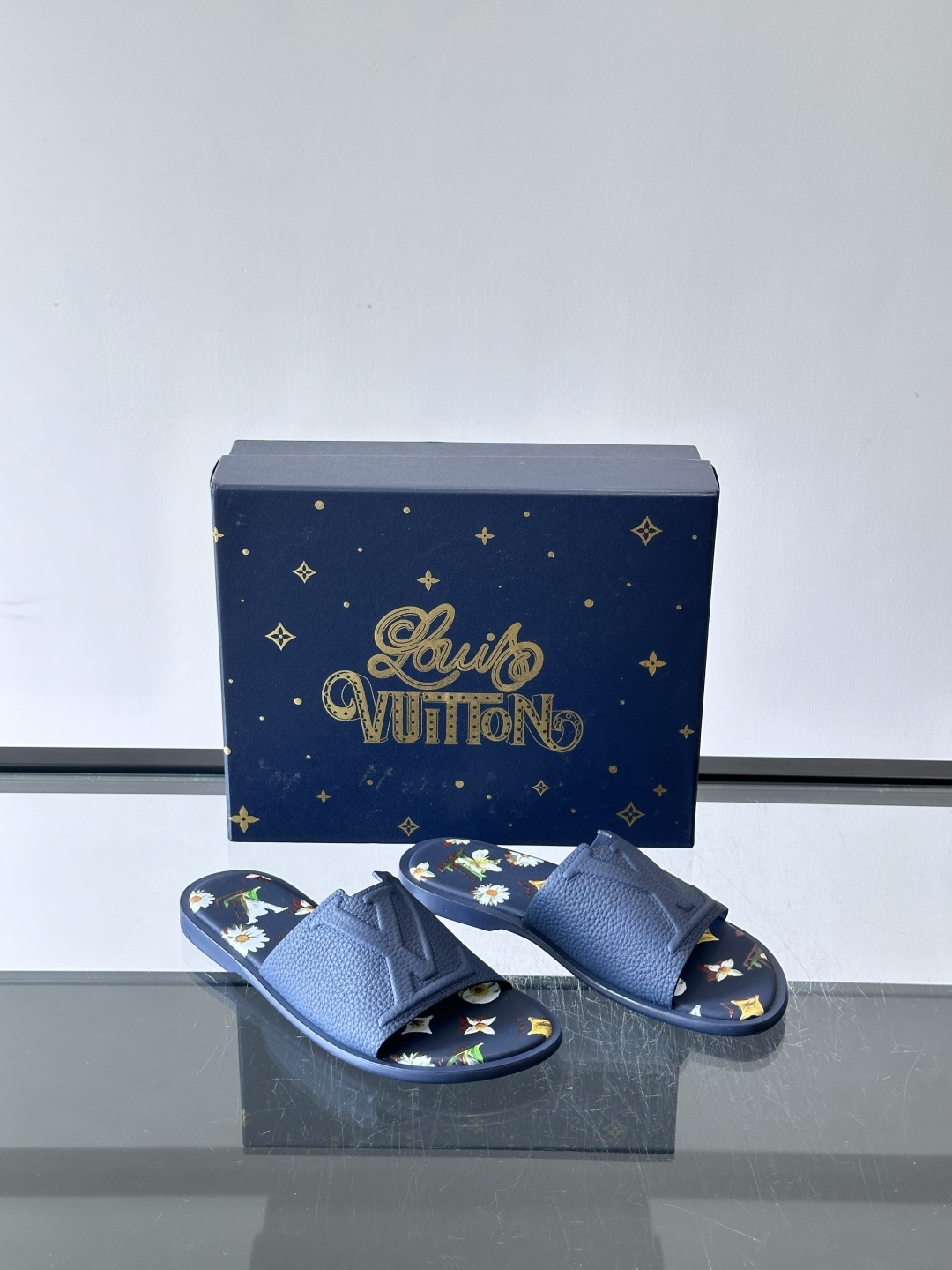 ​​✨LV Isola系列凉拖鞋，采用Monogram压花皮革，搭配橡胶鞋底，简约又有辨识度。鞋面“LV