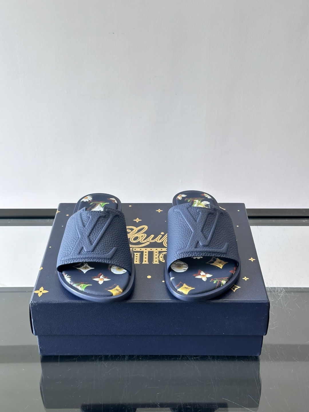 ​​✨LV Isola系列凉拖鞋，采用Monogram压花皮革，搭配橡胶鞋底，简约又有辨识度。鞋面“LV