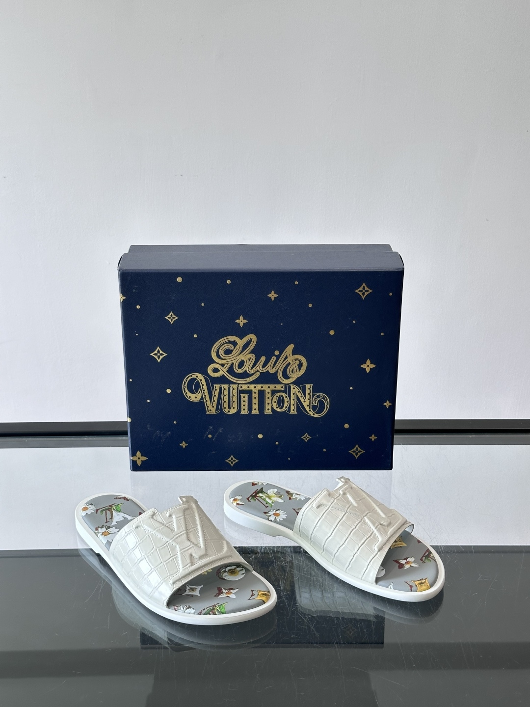 ​​✨LV Isola系列凉拖鞋，采用Monogram压花皮革，搭配橡胶鞋底，简约又有辨识度。鞋面“LV