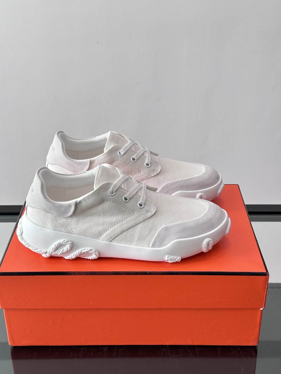 爱马仕26ss运动鞋​​👟爱马仕麂皮➕帆布面料运动鞋，低柔软麂皮，质感细腻又耐穿！橡胶鞋底抓地力强，日常