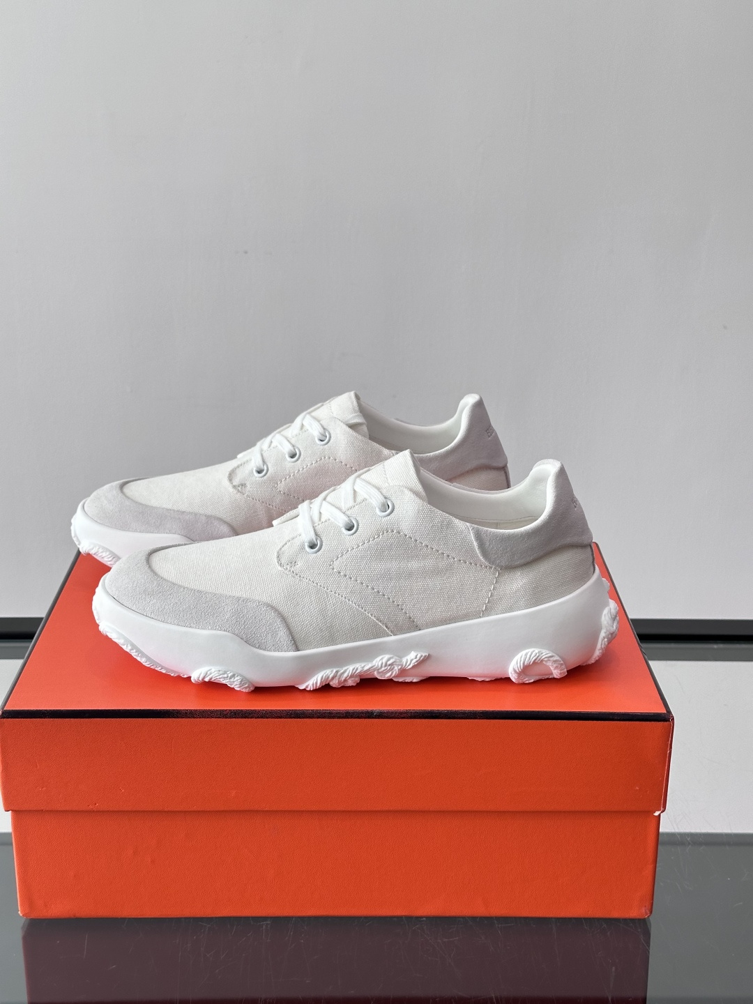 爱马仕26ss运动鞋​​👟爱马仕麂皮➕帆布面料运动鞋，低柔软麂皮，质感细腻又耐穿！橡胶鞋底抓地力强，日常