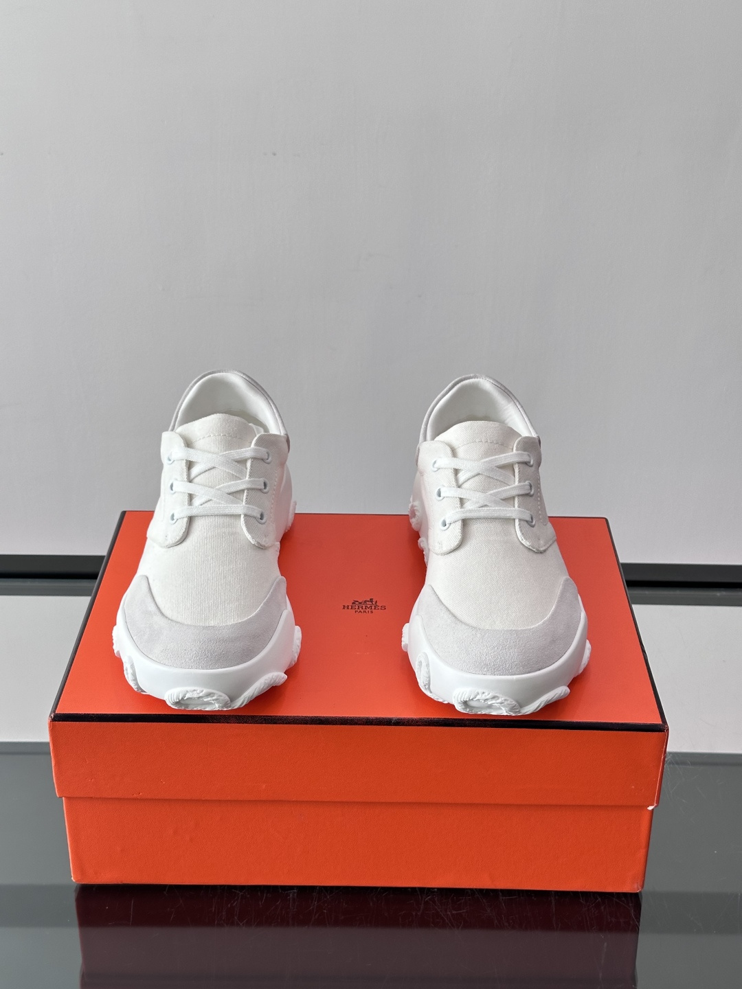 爱马仕26ss运动鞋​​👟爱马仕麂皮➕帆布面料运动鞋，低柔软麂皮，质感细腻又耐穿！橡胶鞋底抓地力强，日常