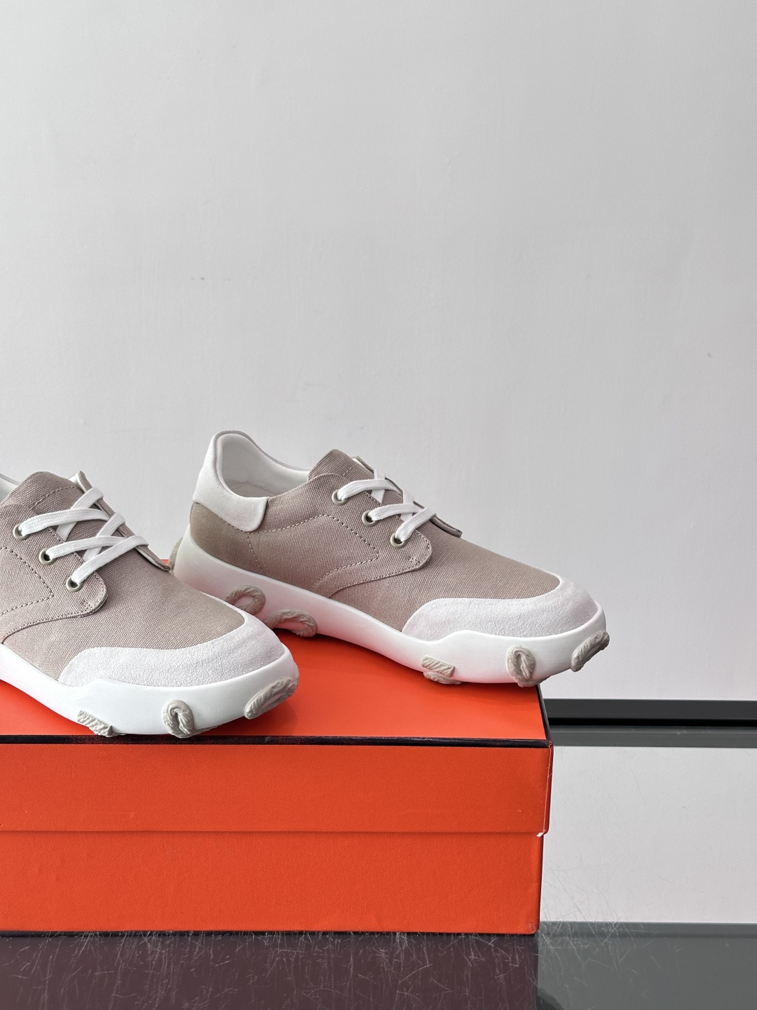 爱马仕26ss运动鞋​​👟爱马仕麂皮➕帆布面料运动鞋，低柔软麂皮，质感细腻又耐穿！橡胶鞋底抓地力强，日常