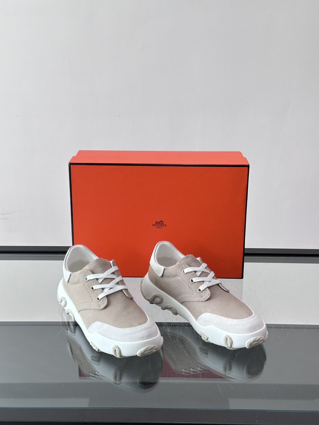 爱马仕26ss运动鞋​​👟爱马仕麂皮➕帆布面料运动鞋，低柔软麂皮，质感细腻又耐穿！橡胶鞋底抓地力强，日常