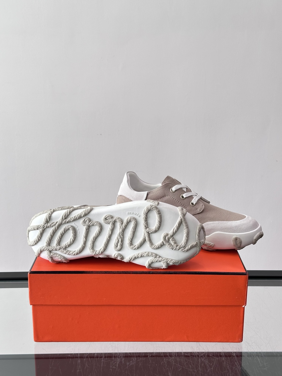 爱马仕26ss运动鞋​​👟爱马仕麂皮➕帆布面料运动鞋，低柔软麂皮，质感细腻又耐穿！橡胶鞋底抓地力强，日常