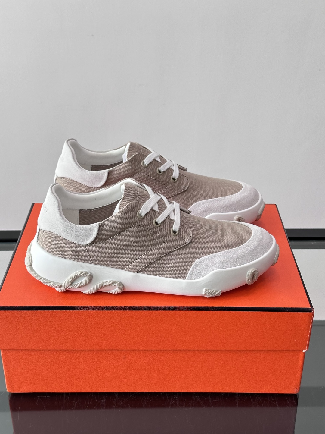 爱马仕26ss运动鞋​​👟爱马仕麂皮➕帆布面料运动鞋，低柔软麂皮，质感细腻又耐穿！橡胶鞋底抓地力强，日常