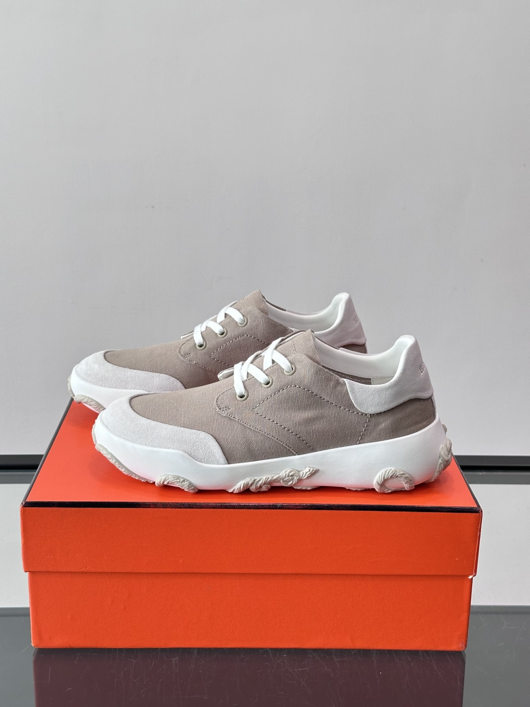 爱马仕26ss运动鞋​​👟爱马仕麂皮➕帆布面料运动鞋，低柔软麂皮，质感细腻又耐穿！橡胶鞋底抓地力强，日常