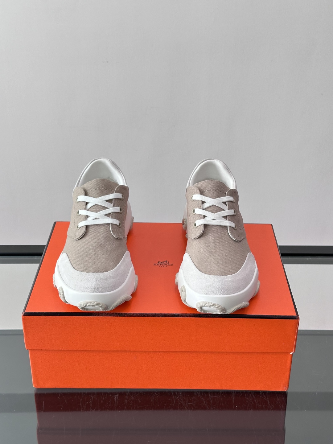 爱马仕26ss运动鞋​​👟爱马仕麂皮➕帆布面料运动鞋，低柔软麂皮，质感细腻又耐穿！橡胶鞋底抓地力强，日常