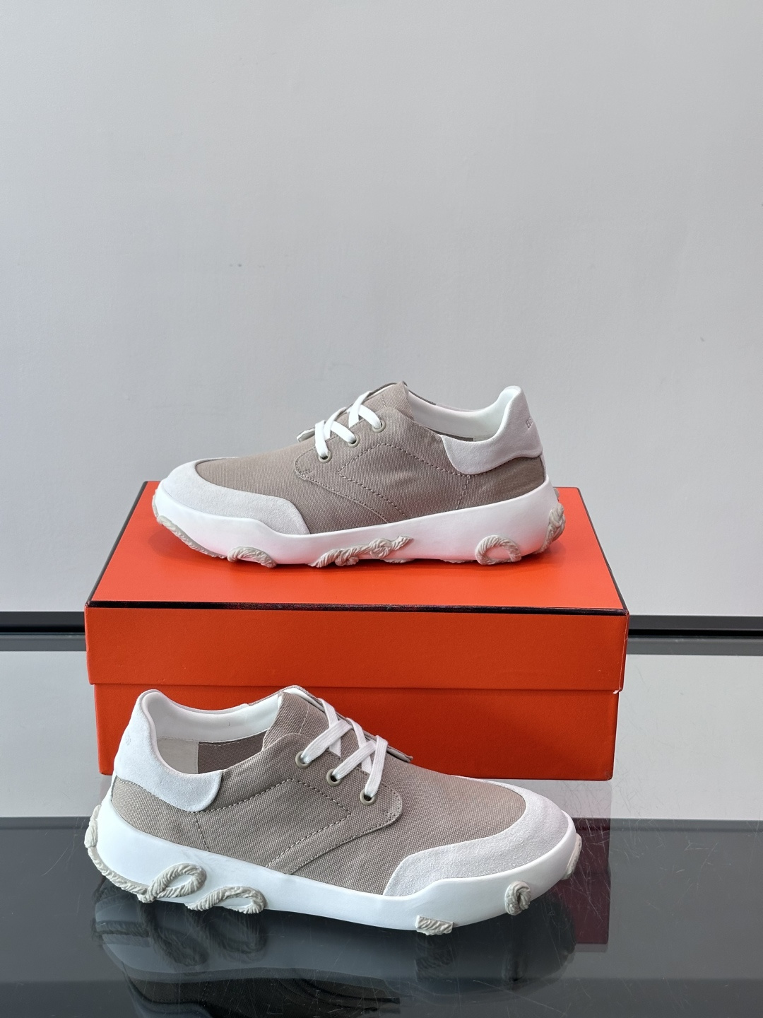 爱马仕26ss运动鞋​​👟爱马仕麂皮➕帆布面料运动鞋，低柔软麂皮，质感细腻又耐穿！橡胶鞋底抓地力强，日常