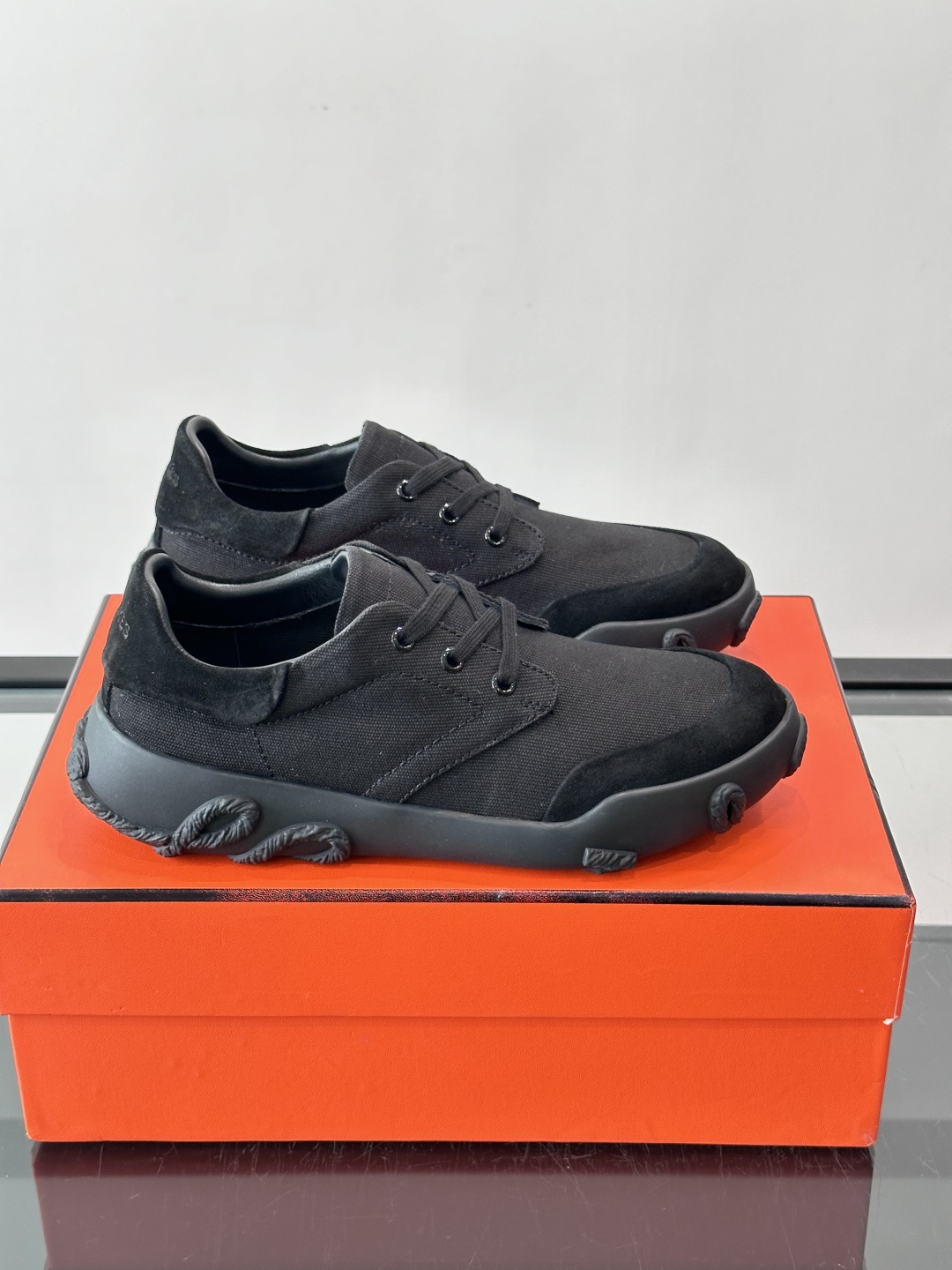 爱马仕26ss运动鞋​​👟爱马仕麂皮➕帆布面料运动鞋，低柔软麂皮，质感细腻又耐穿！橡胶鞋底抓地力强，日常