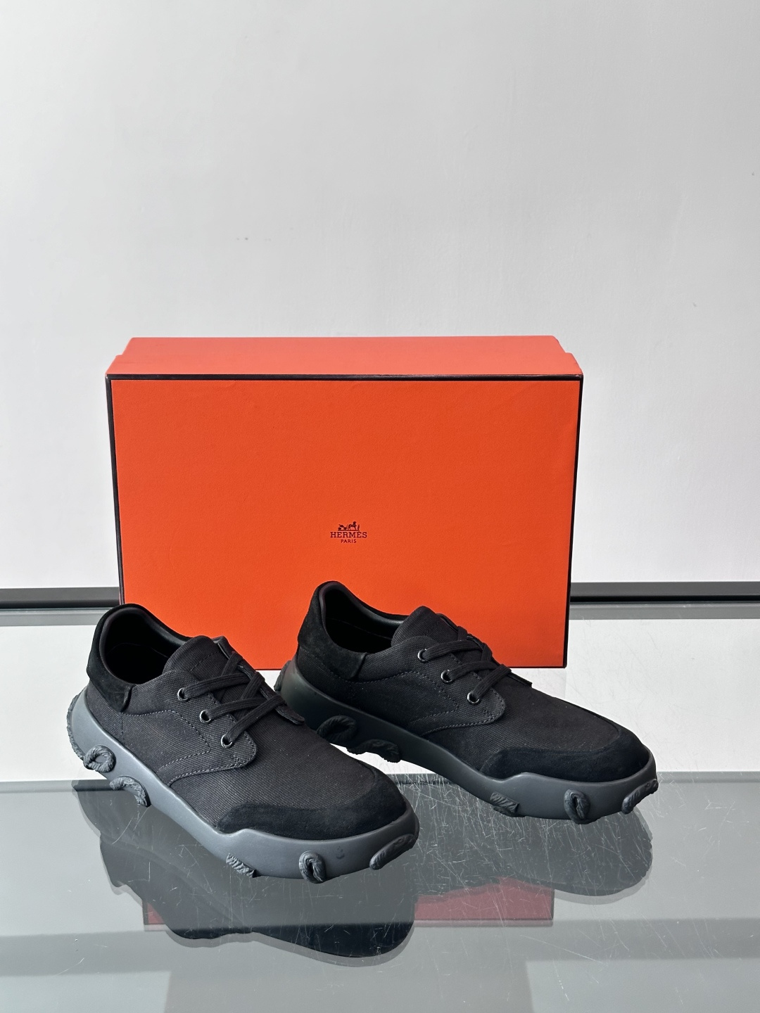爱马仕26ss运动鞋​​👟爱马仕麂皮➕帆布面料运动鞋，低柔软麂皮，质感细腻又耐穿！橡胶鞋底抓地力强，日常