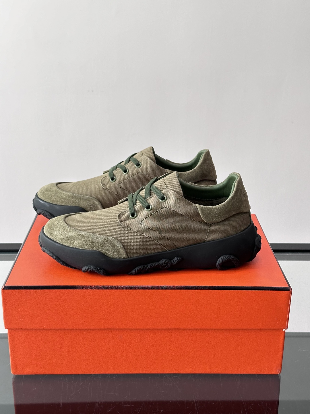 爱马仕26ss运动鞋​​👟爱马仕麂皮➕帆布面料运动鞋，低柔软麂皮，质感细腻又耐穿！橡胶鞋底抓地力强，日常
