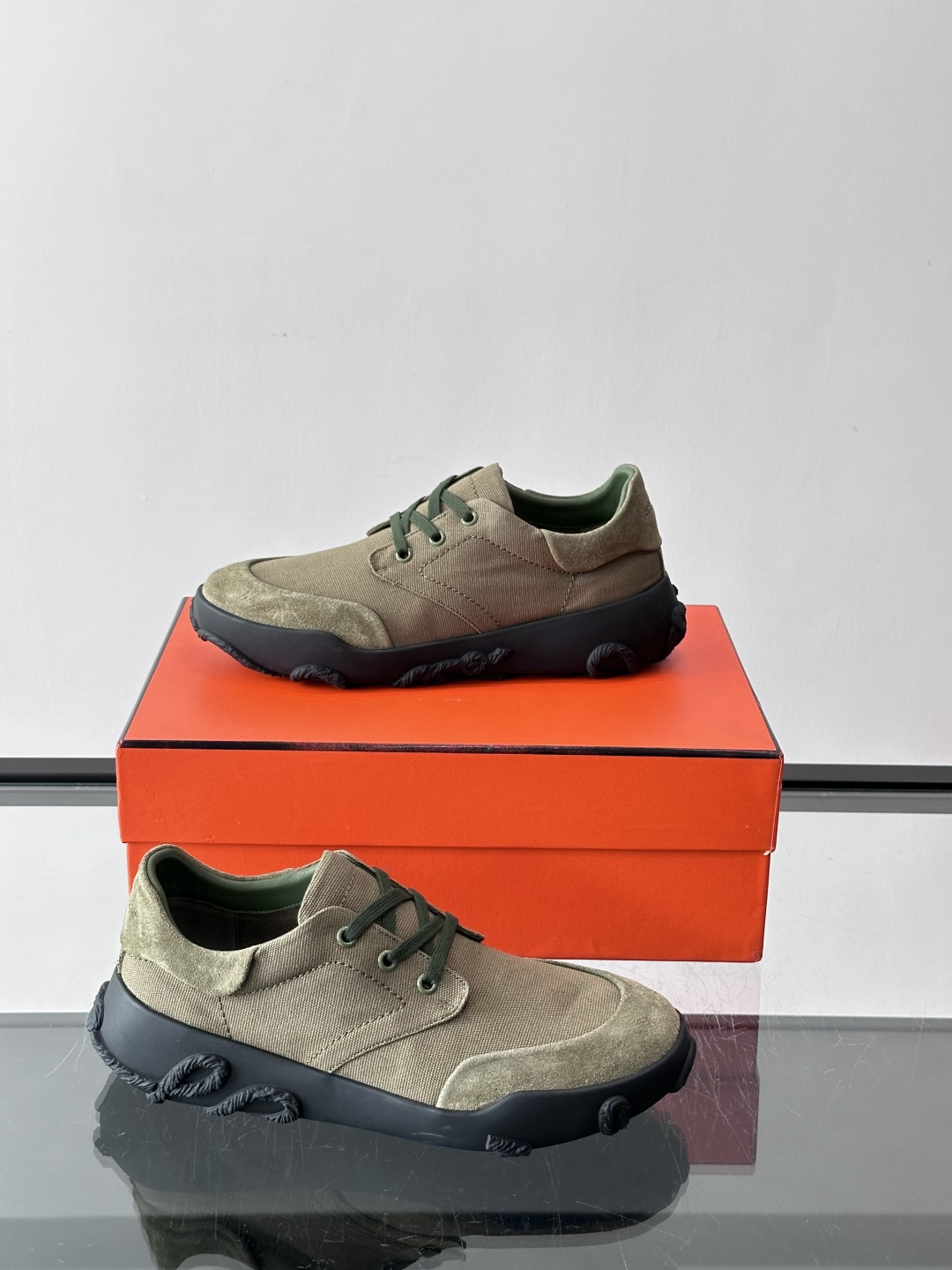 爱马仕26ss运动鞋​​👟爱马仕麂皮➕帆布面料运动鞋，低柔软麂皮，质感细腻又耐穿！橡胶鞋底抓地力强，日常