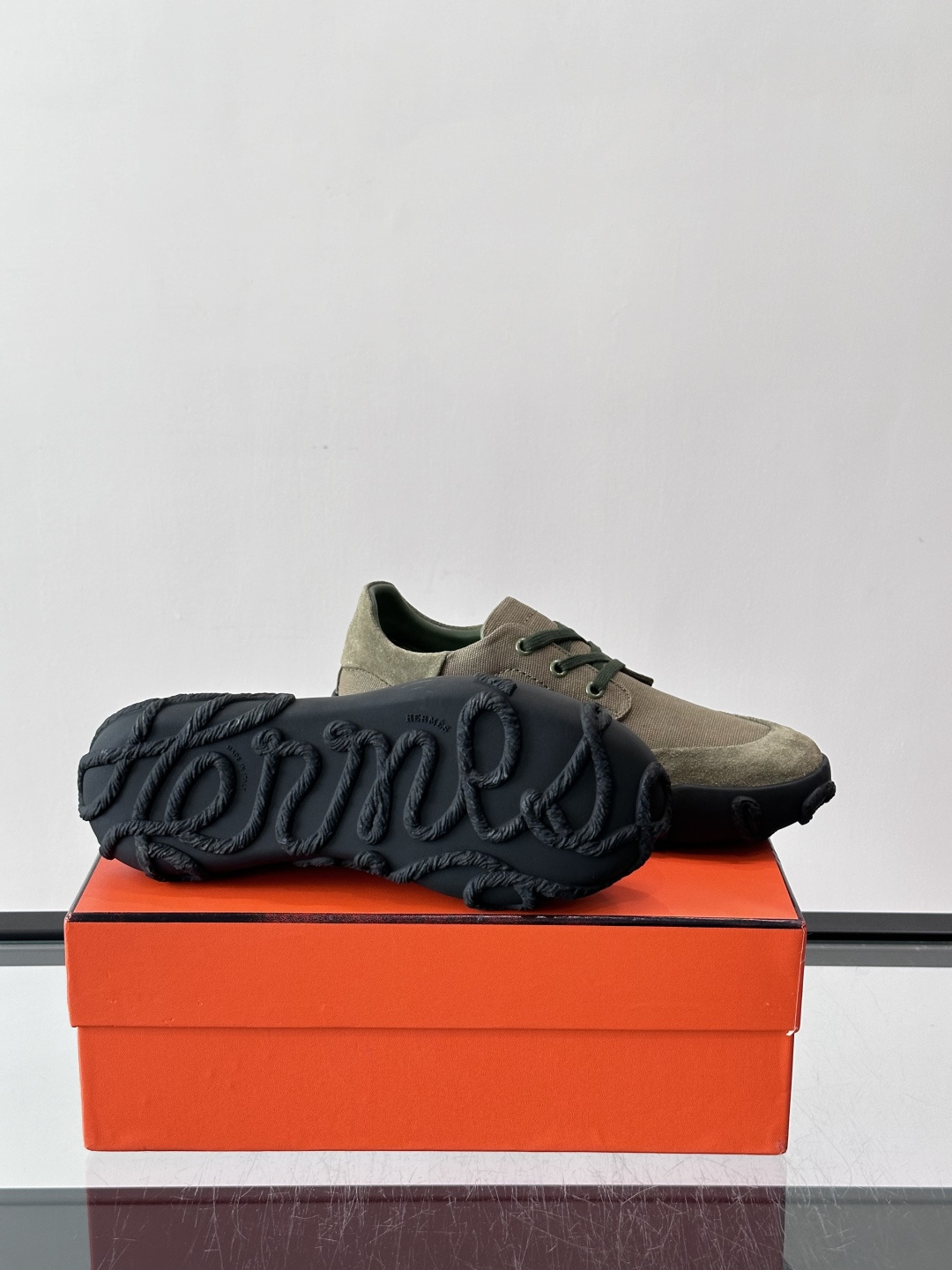 爱马仕26ss运动鞋​​👟爱马仕麂皮➕帆布面料运动鞋，低柔软麂皮，质感细腻又耐穿！橡胶鞋底抓地力强，日常