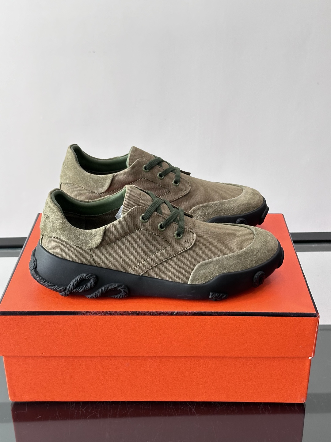 爱马仕26ss运动鞋​​👟爱马仕麂皮➕帆布面料运动鞋，低柔软麂皮，质感细腻又耐穿！橡胶鞋底抓地力强，日常