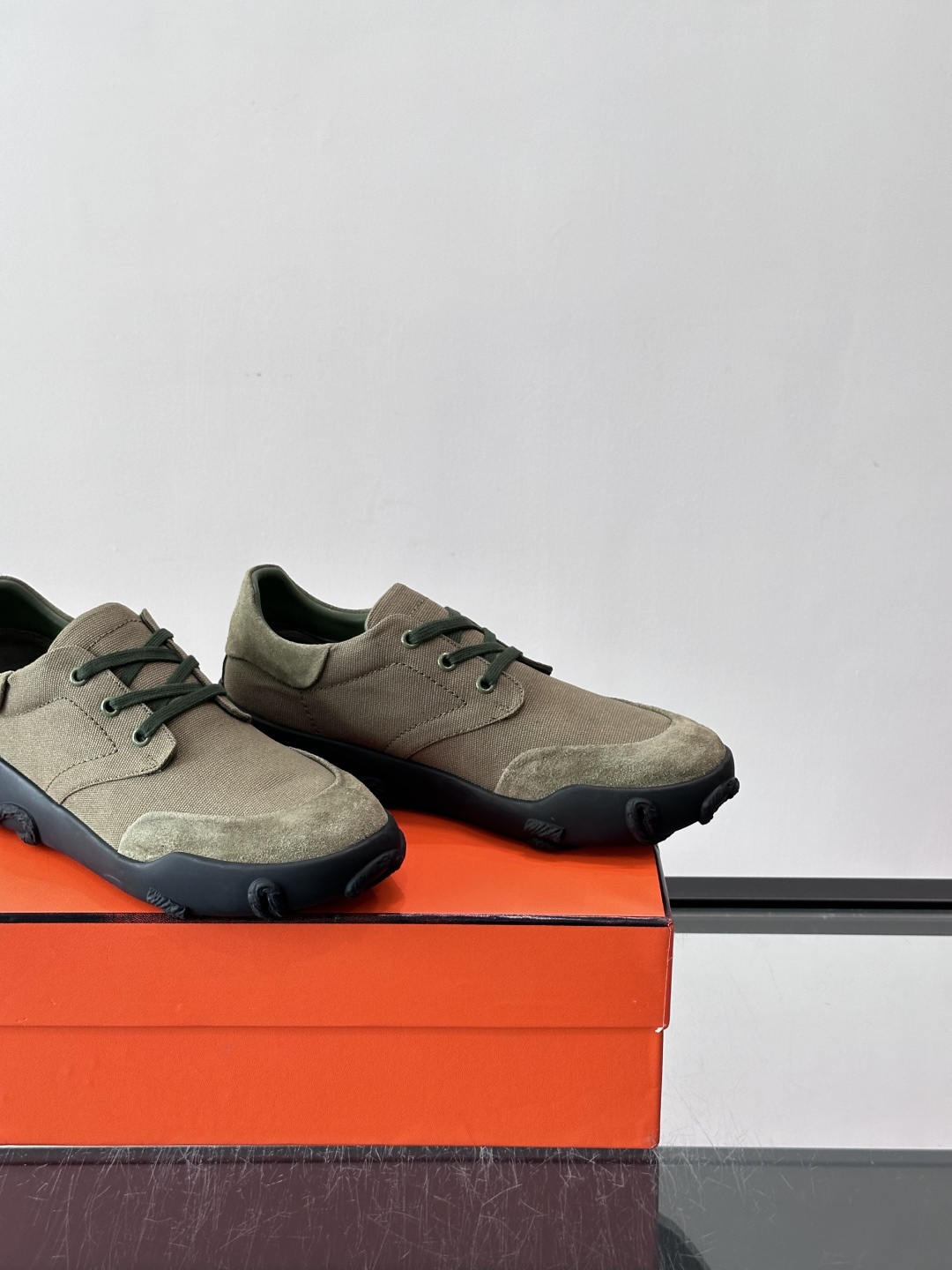 爱马仕26ss运动鞋​​👟爱马仕麂皮➕帆布面料运动鞋，低柔软麂皮，质感细腻又耐穿！橡胶鞋底抓地力强，日常