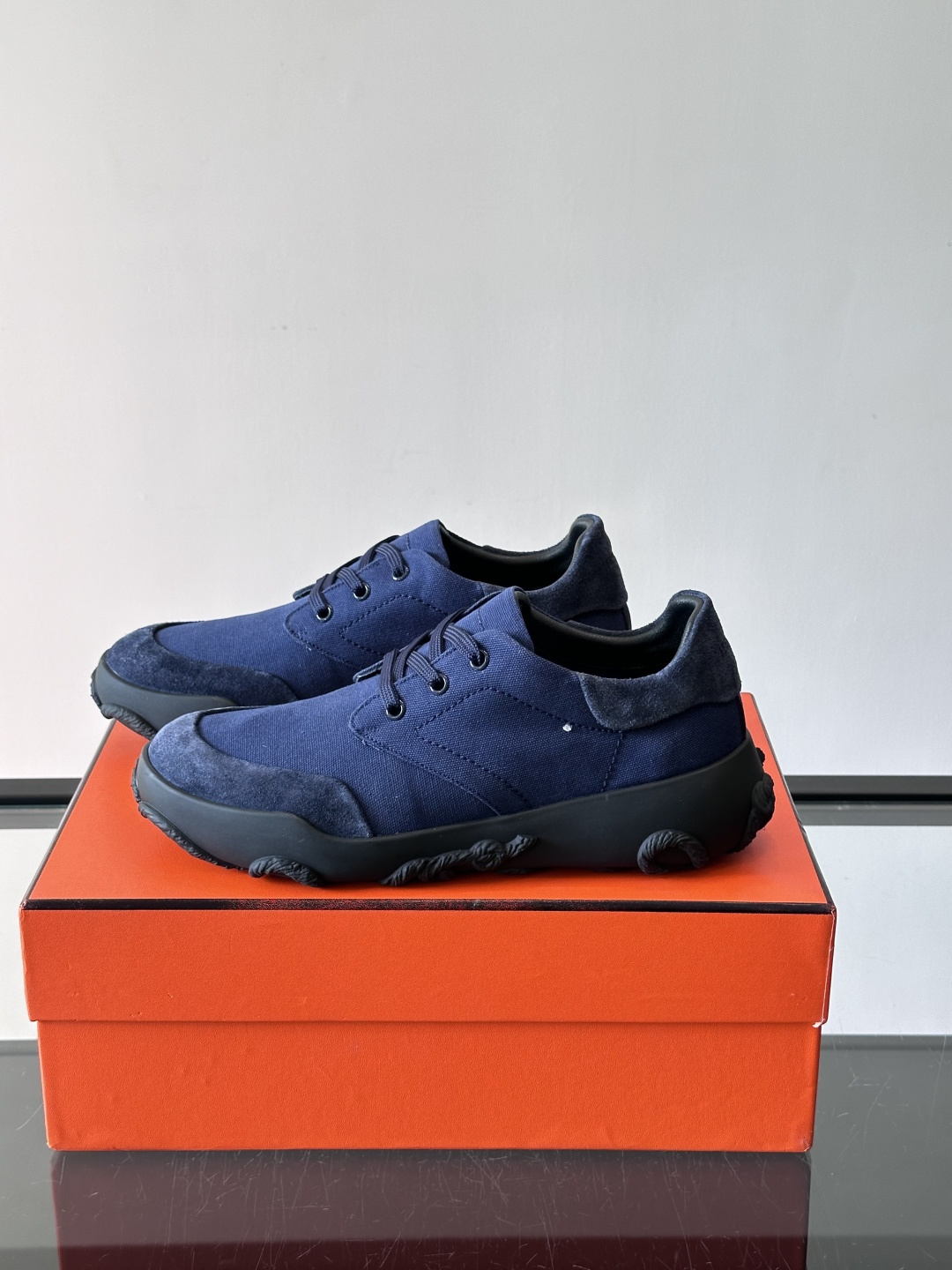爱马仕26ss运动鞋​​👟爱马仕麂皮➕帆布面料运动鞋，低柔软麂皮，质感细腻又耐穿！橡胶鞋底抓地力强，日常