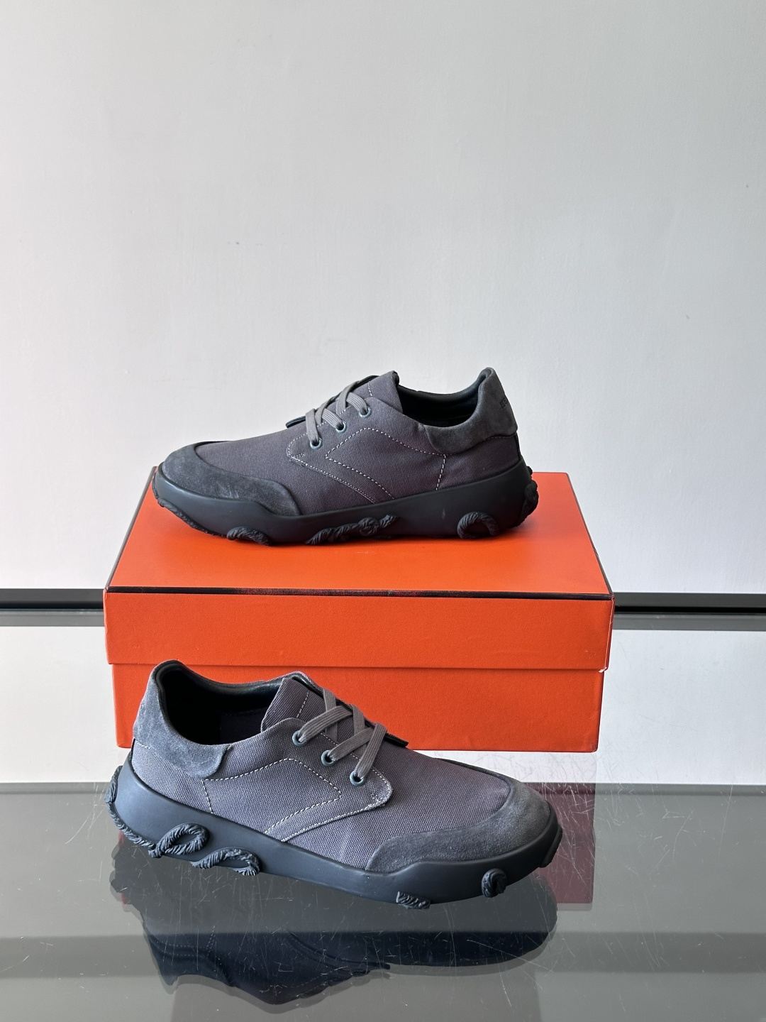 爱马仕26ss运动鞋​​👟爱马仕麂皮➕帆布面料运动鞋，低柔软麂皮，质感细腻又耐穿！橡胶鞋底抓地力强，日常