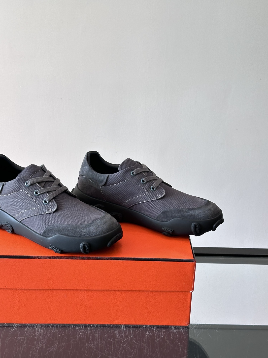 爱马仕26ss运动鞋​​👟爱马仕麂皮➕帆布面料运动鞋，低柔软麂皮，质感细腻又耐穿！橡胶鞋底抓地力强，日常