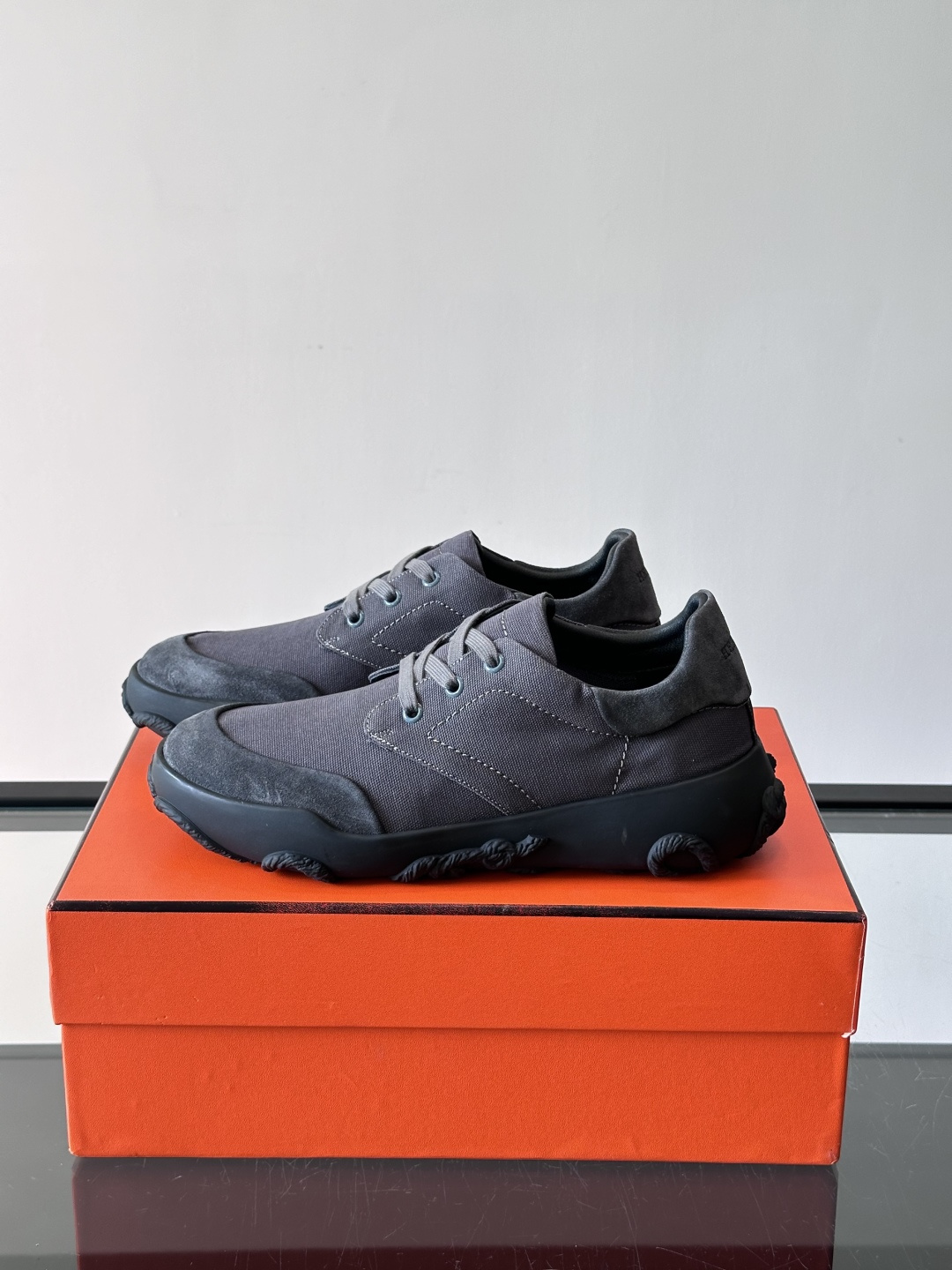 爱马仕26ss运动鞋​​👟爱马仕麂皮➕帆布面料运动鞋，低柔软麂皮，质感细腻又耐穿！橡胶鞋底抓地力强，日常