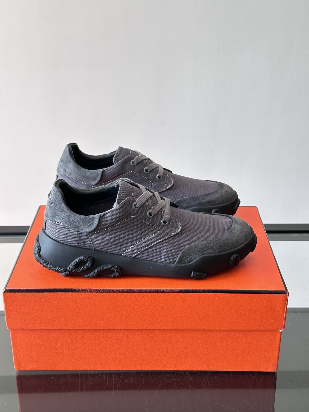 爱马仕26ss运动鞋​​👟爱马仕麂皮➕帆布面料运动鞋，低柔软麂皮，质感细腻又耐穿！橡胶鞋底抓地力强，日常