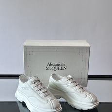 Alexander McQueen经典老爹鞋,麂皮➕牛皮拼接,层次感满满,质感高级✨。厚底设计,白色EV Alexander McQueen经典老爹鞋,麂皮➕牛皮拼接,层次感满满,质感高级✨。厚底设计,白色EV
