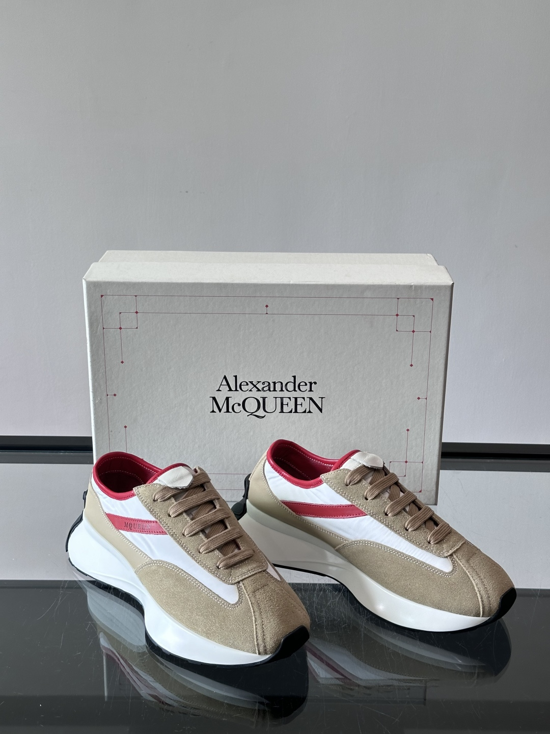 Alexander McQueen经典老爹鞋，麂皮➕牛皮拼接，层次感满满，质感高级✨。厚底设计，白色EV