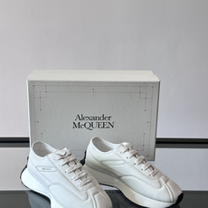 Alexander McQueen经典老爹鞋,麂皮➕牛皮拼接,层次感满满,质感高级✨。厚底设计,白色EV Alexander McQueen经典老爹鞋,麂皮➕牛皮拼接,层次感满满,质感高级✨。厚底设计,白色EV