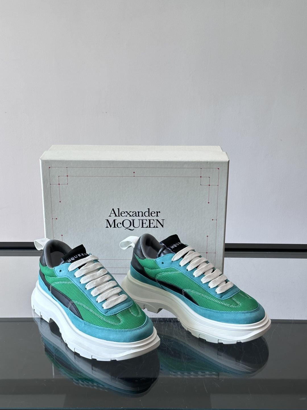 Alexander McQueen经典老爹鞋，麂皮➕牛皮拼接，层次感满满，质感高级✨。厚底设计，白色EV