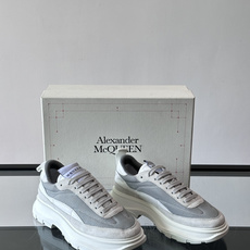 Alexander McQueen经典老爹鞋,麂皮➕牛皮拼接,层次感满满,质感高级✨。厚底设计,白色EV Alexander McQueen经典老爹鞋,麂皮➕牛皮拼接,层次感满满,质感高级✨。厚底设计,白色EV