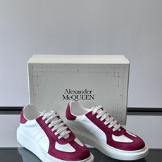 Alexander McQueen经典老爹鞋,麂皮➕牛皮拼接,层次感满满,质感高级✨。厚底设计,白色EV Alexander McQueen经典老爹鞋,麂皮➕牛皮拼接,层次感满满,质感高级✨。厚底设计,白色EV