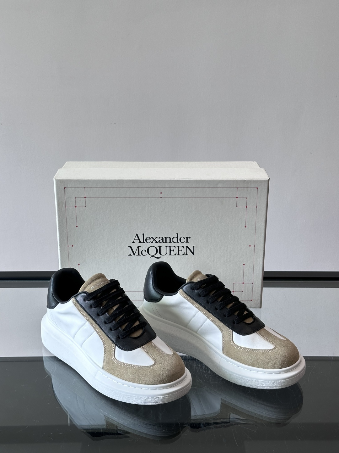 Alexander McQueen经典老爹鞋，麂皮➕牛皮拼接，层次感满满，质感高级✨。厚底设计，白色EV