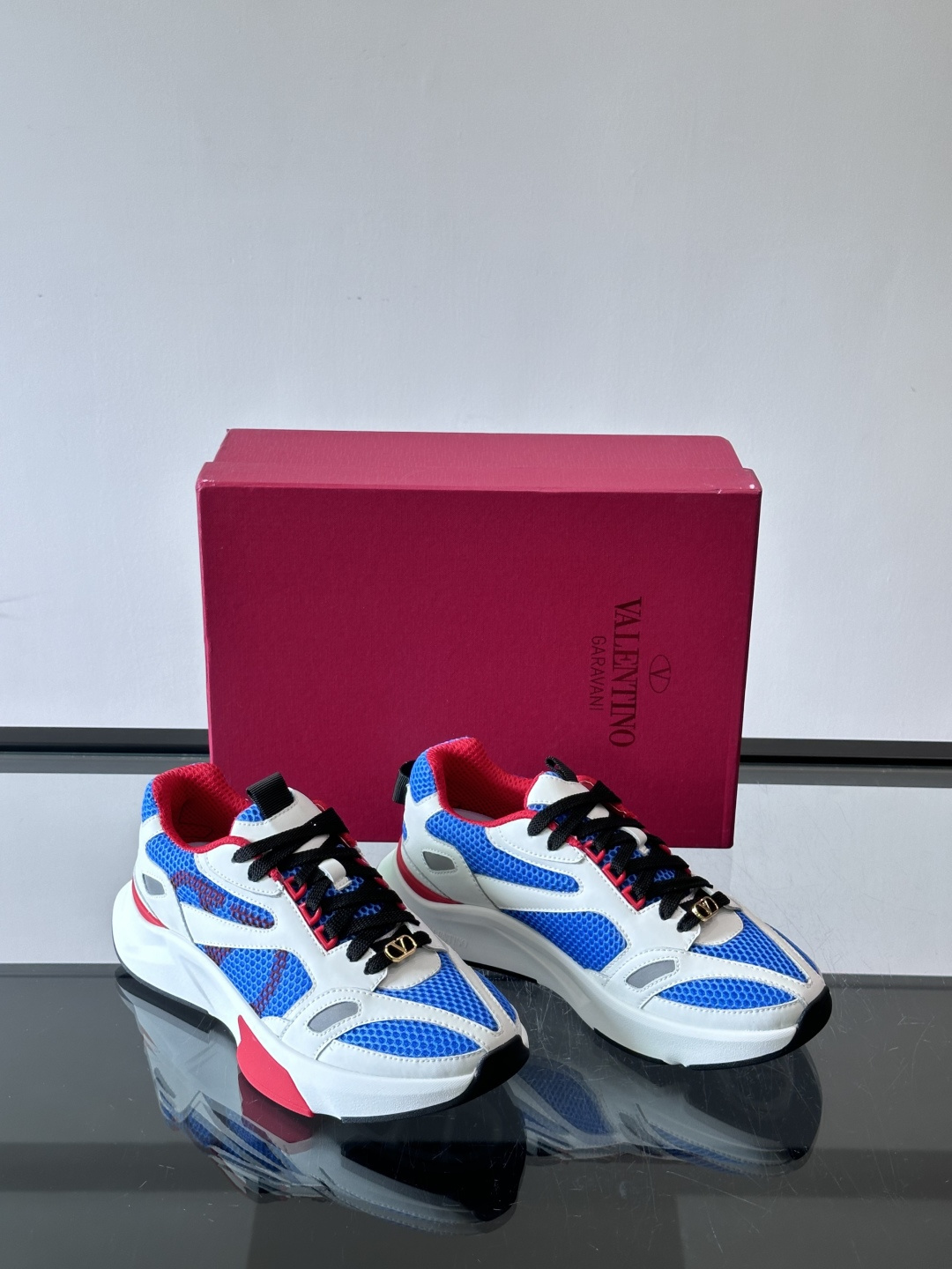 VALENTINO华伦天奴 GARAVANI DEMIVEE 条纹嵌饰网眼织物低帮运动鞋侧面 VLOGO