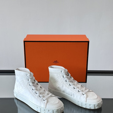 爱马仕Maxi运动鞋👟!鞋面采用棉质帆布和小牛皮运动鞋,搭配轻盈鞋底,饰有撞色“H”缝线。打造休闲运动造 爱马仕Maxi运动鞋👟!鞋面采用棉质帆布和小牛皮运动鞋,搭配轻盈鞋底,饰有撞色“H”缝线。打造休闲运动造