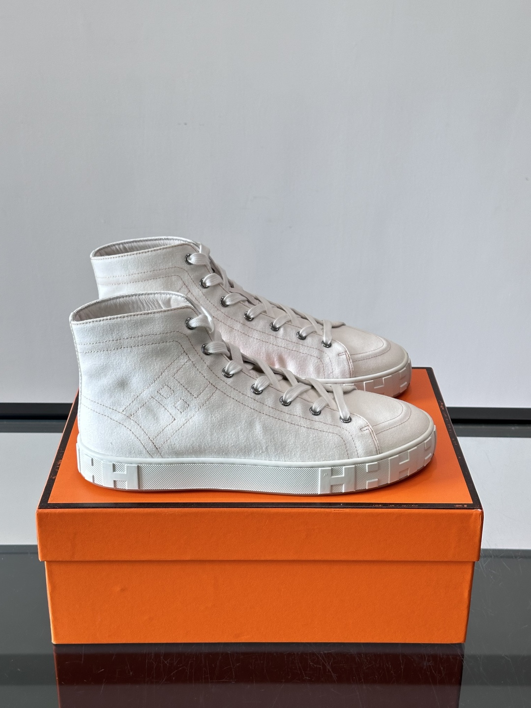 爱马仕Maxi运动鞋👟！鞋面采用棉质帆布和小牛皮运动鞋，搭配轻盈鞋底，饰有撞色“H”缝线。打造休闲运动造