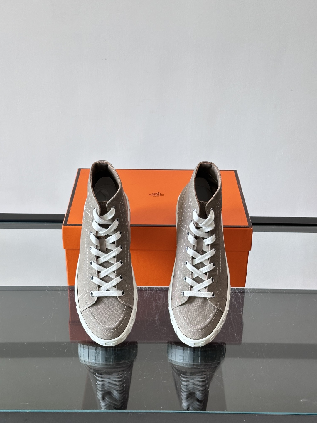 爱马仕Maxi运动鞋👟！鞋面采用棉质帆布和小牛皮运动鞋，搭配轻盈鞋底，饰有撞色“H”缝线。打造休闲运动造