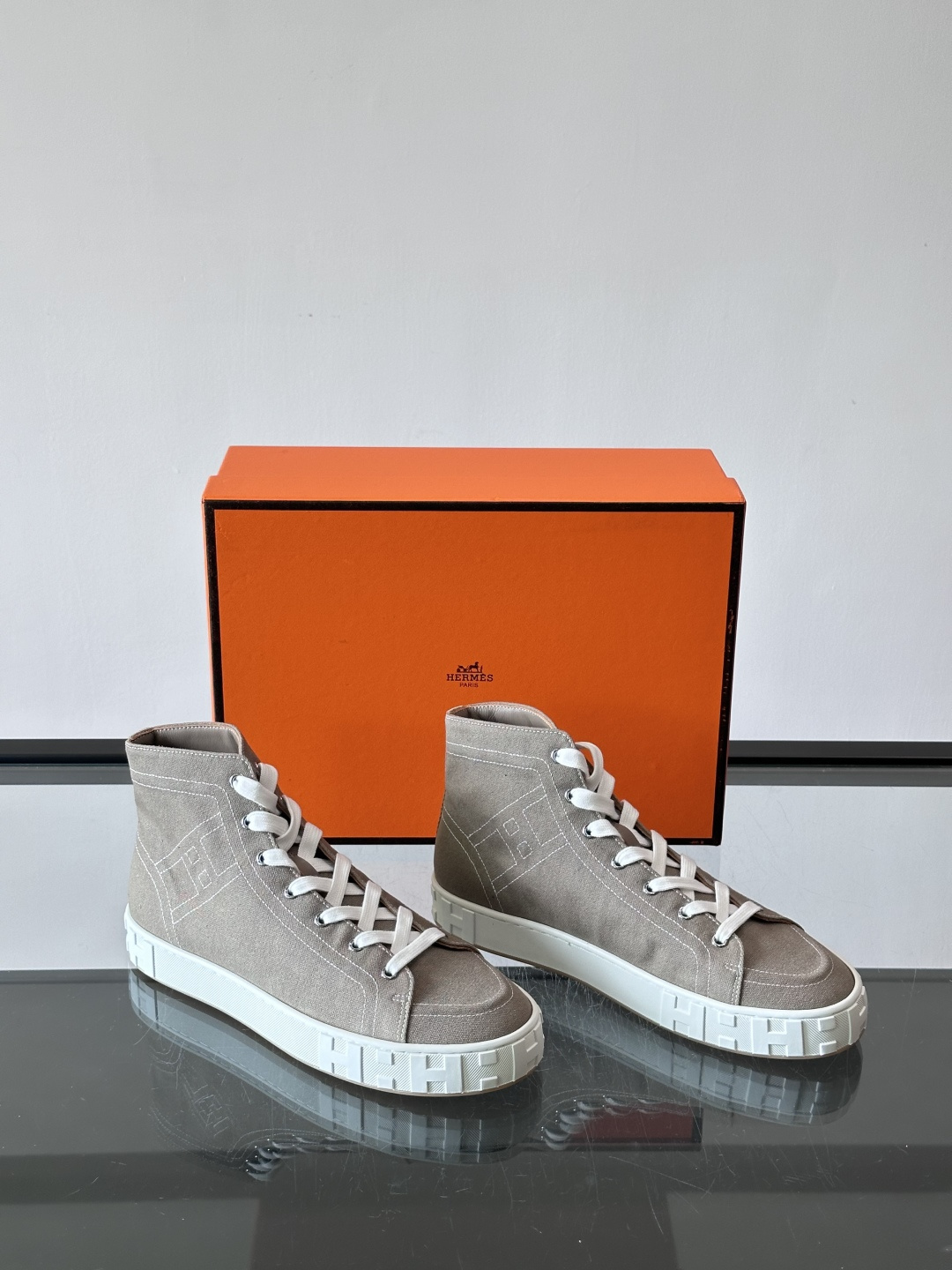 爱马仕Maxi运动鞋👟！鞋面采用棉质帆布和小牛皮运动鞋，搭配轻盈鞋底，饰有撞色“H”缝线。打造休闲运动造