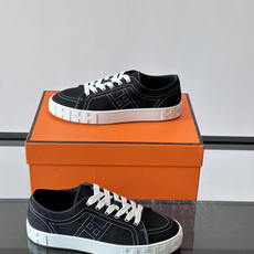 爱马仕Maxi运动鞋👟!低帮款鞋面采用棉质帆布和小牛皮运动鞋,搭配轻盈鞋底,饰有撞色“H”缝线。打造休闲 爱马仕Maxi运动鞋👟!低帮款鞋面采用棉质帆布和小牛皮运动鞋,搭配轻盈鞋底,饰有撞色“H”缝线。打造休闲