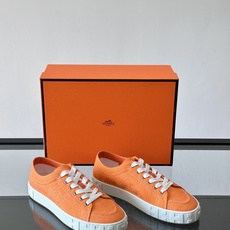 爱马仕Maxi运动鞋👟!低帮款鞋面采用棉质帆布和小牛皮运动鞋,搭配轻盈鞋底,饰有撞色“H”缝线。打造休闲 爱马仕Maxi运动鞋👟!低帮款鞋面采用棉质帆布和小牛皮运动鞋,搭配轻盈鞋底,饰有撞色“H”缝线。打造休闲