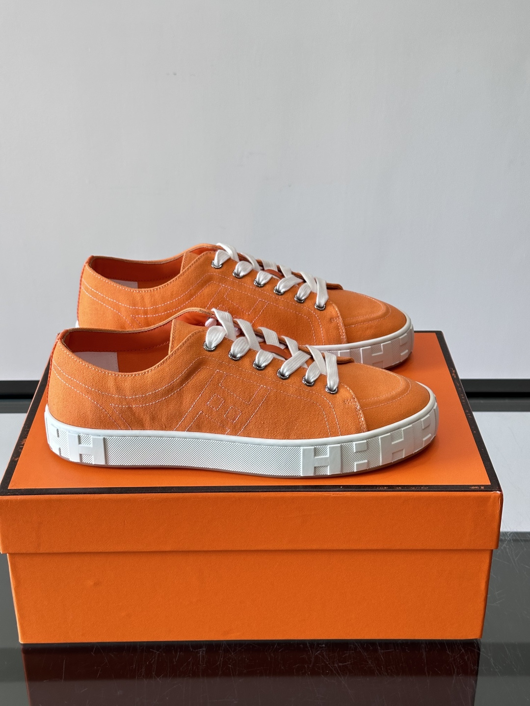 爱马仕Maxi运动鞋👟！低帮款鞋面采用棉质帆布和小牛皮运动鞋，搭配轻盈鞋底，饰有撞色“H”缝线。打造休闲